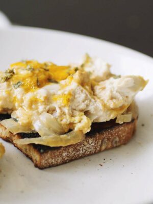 A slice of bread topped with tofu oyakodon.