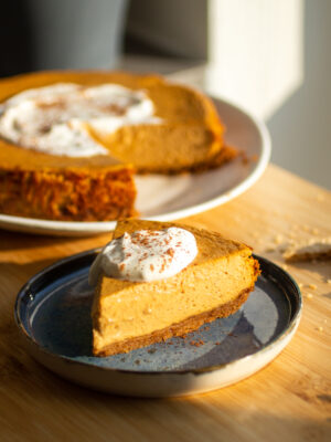 slice of pumpkin cheesecake on a blue plate.
